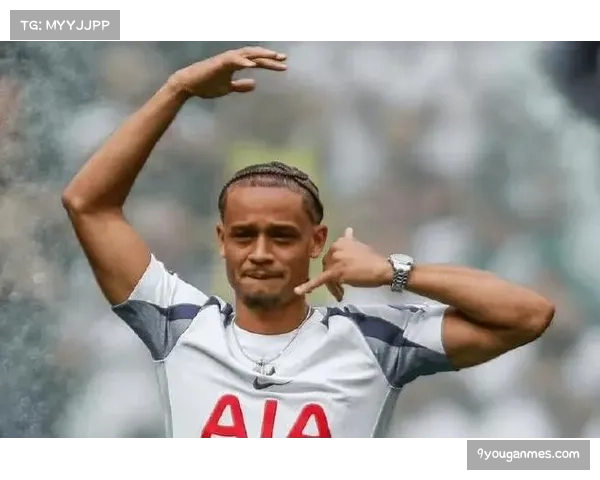 莱比锡中场哈维·西蒙斯接受专访，详解其观察与利用肋部空间的决策过程